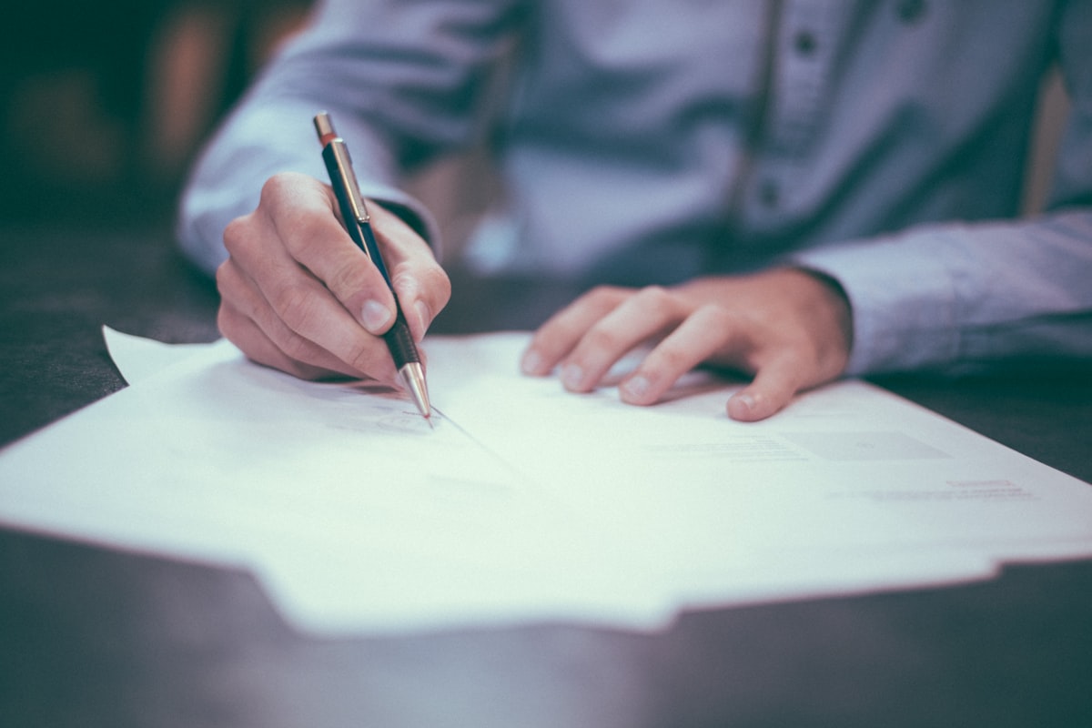 Contratos e documentos bancários fraudulentos